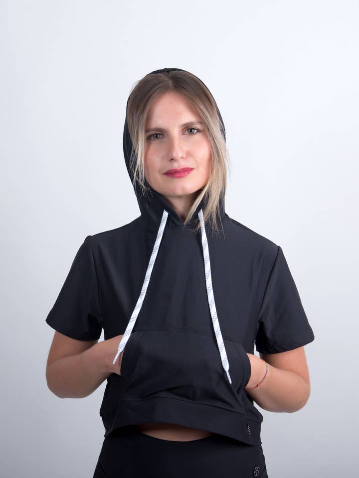 KURZES T-SHIRT MIT KAPUZE UND TASCHE ART.M/161 für den Großhandel von DESY (MAGIC DRY)