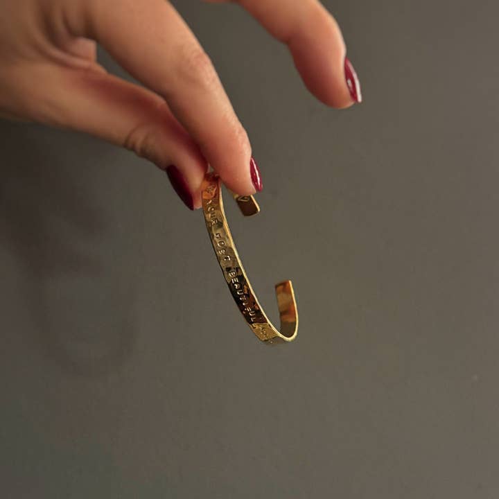 Vergoldetes Armband mit Botschaft – Ursprung - „Lächeln ist dein schönstes Accessoire“ für den Großhandel von MARLAH