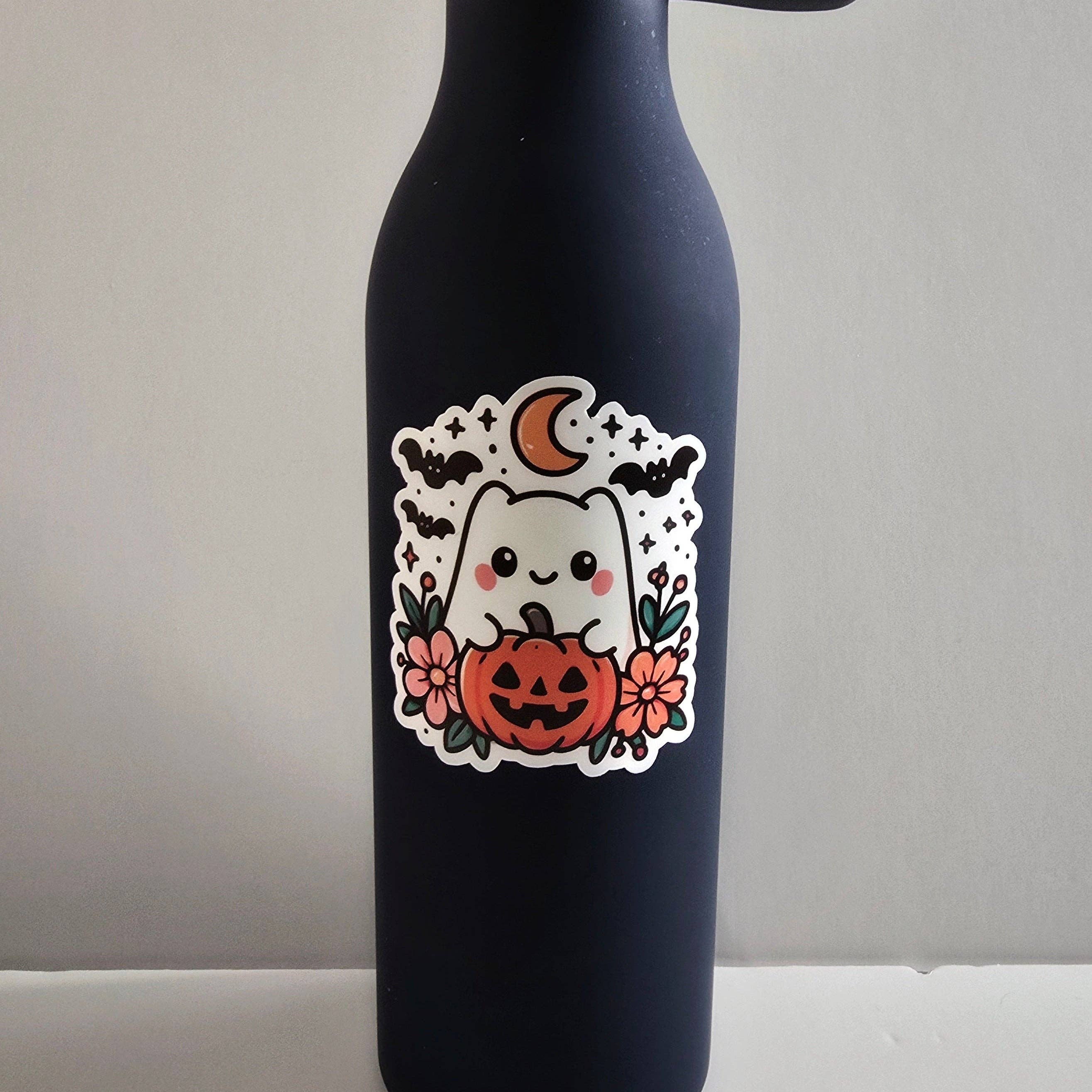 Designs by Mysh – Engroshandel Klistermærke – Sød Halloween-spøgelsesklistermærke – Vinyl-udskåret spøgelse med græskar, blomster og flagermus (3”)1