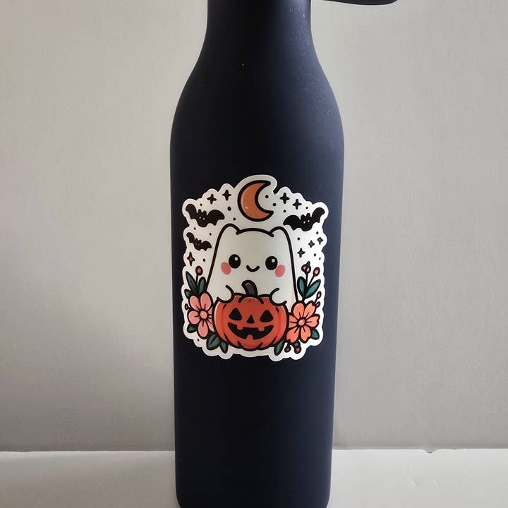 Designs by Mysh – Engroshandel Klistermærke – Sød Halloween-spøgelsesklistermærke – Vinyl-udskåret spøgelse med græskar, blomster og flagermus (3”)1