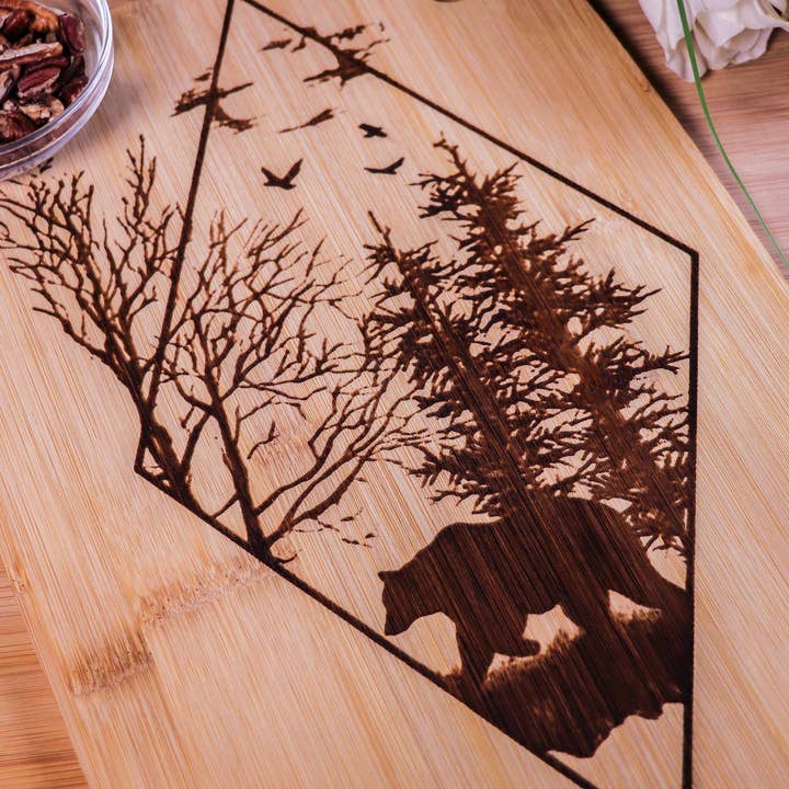 Ours dans la forêt pour la vente par Rustic Cedar Co