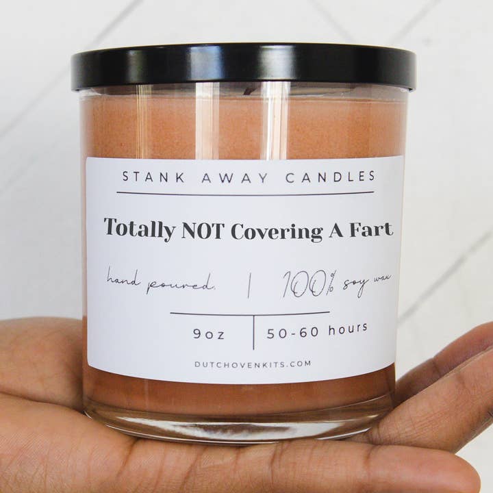 Candela alla soia «Totally Not Cover A Fart» — Stank Away Fun, 23,4 ml per la vendita all'ingrosso da parte di Dutch Oven Kits Fart Gifts