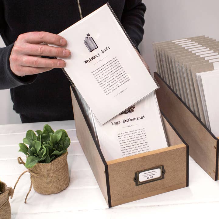 Fuldt sæt 'Vintage Words' gaveprint med træudstillingsboks for engroshandel hos Coulson Macleod (U.S. Duties Paid)