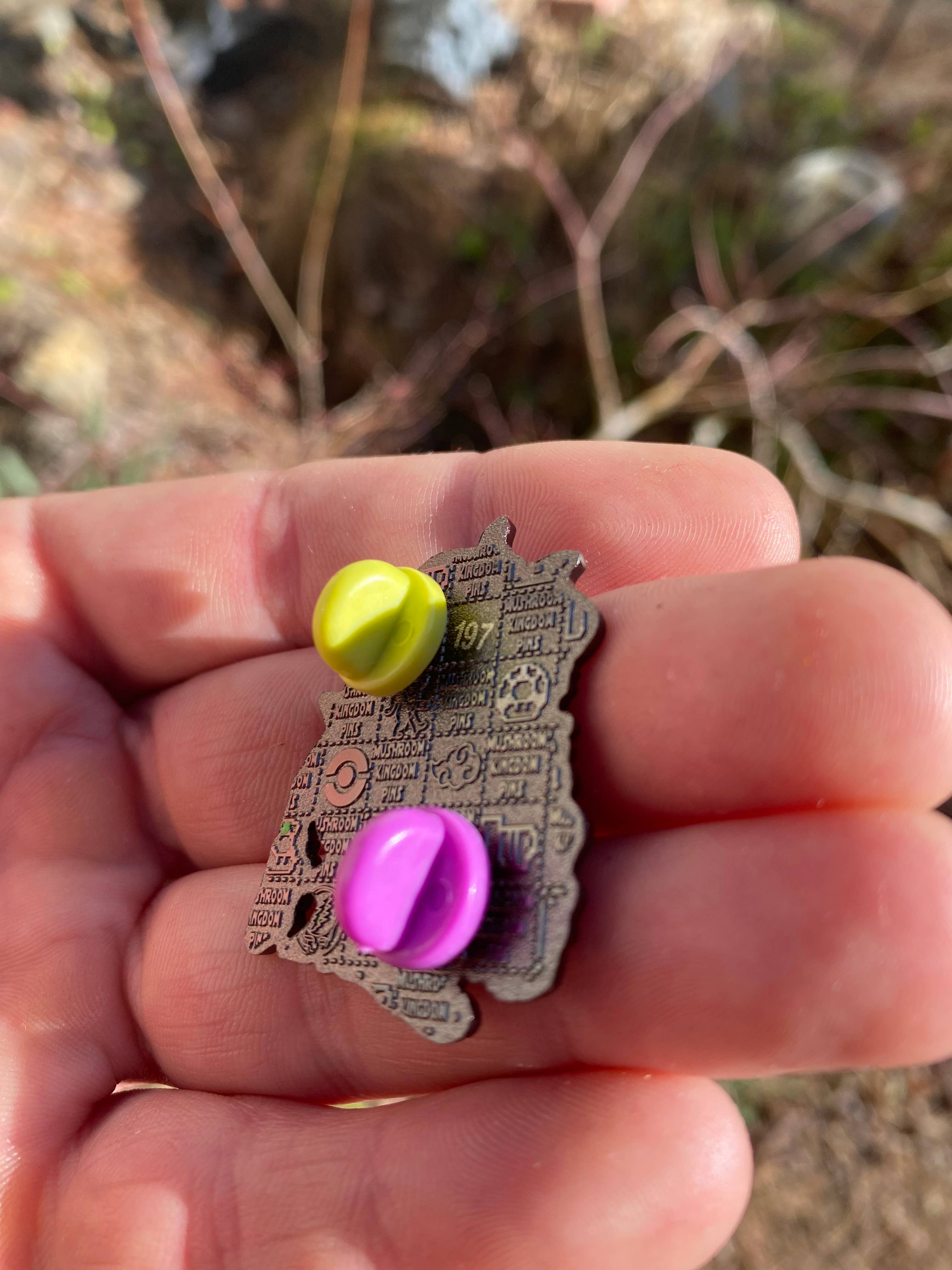 Mushroom Kingdom Pins - Vendita all'ingrosso Spilla da bavero - Spilla Mojo & Bubbles Puff – Collezionabile di Cartoni Animati da 1,5" con Tema Cannabis1