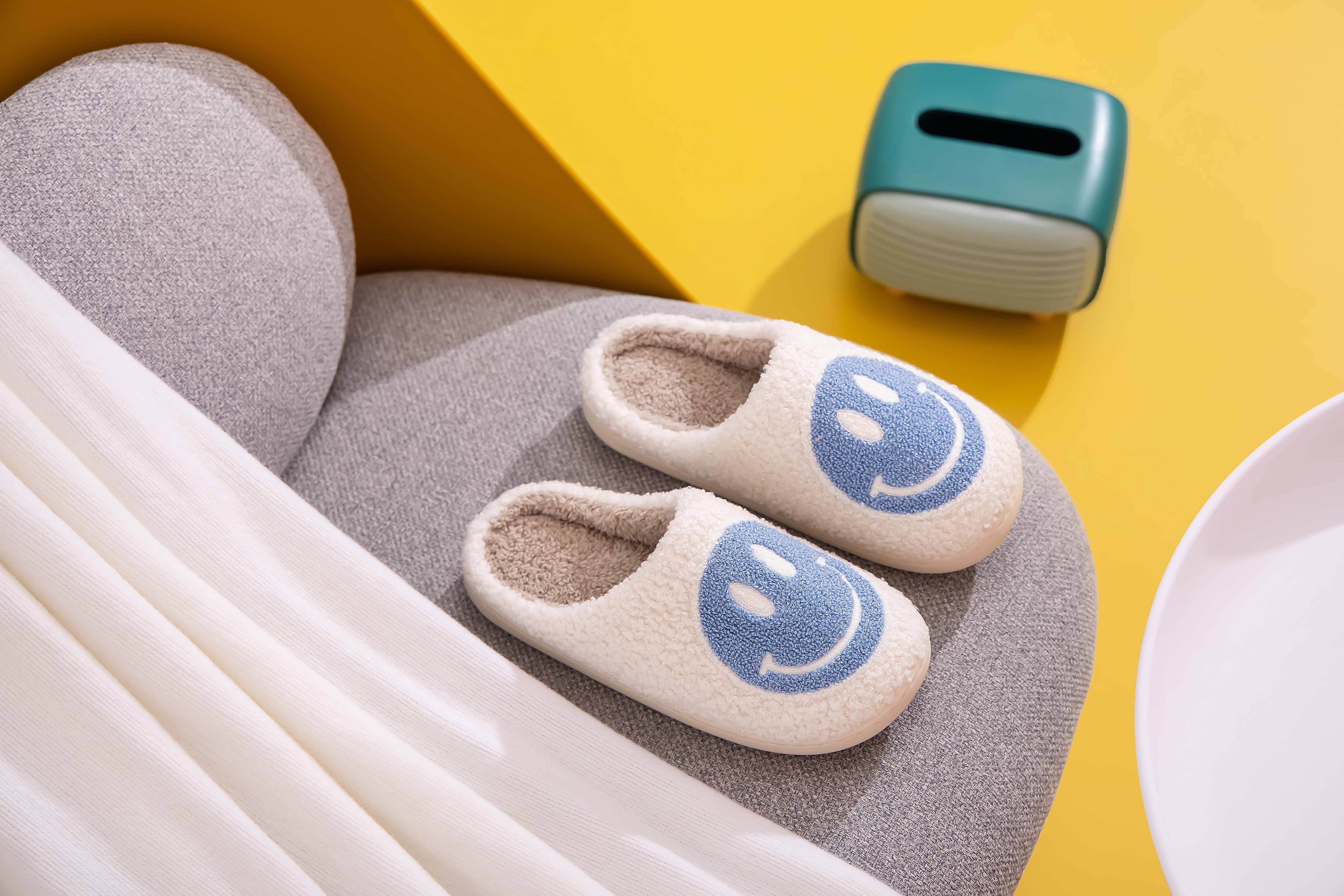 Shop Lev - Vente Chaussons – femme - Chaussons confort à semelle légère en fausse fourrure douce avec visage souriant pour adulte0