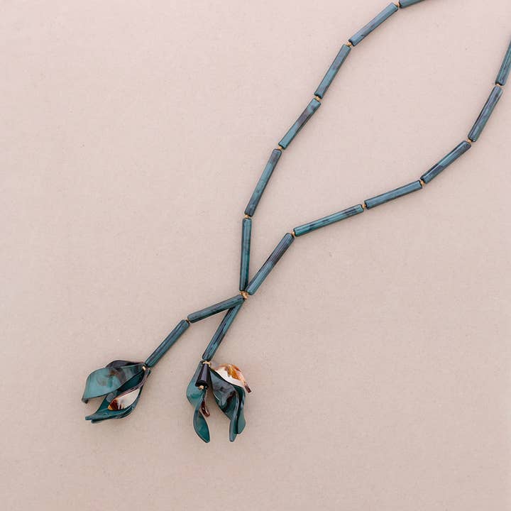 Lange Halskette mit Blumenanhänger aus Harz für den Großhandel von Sonata