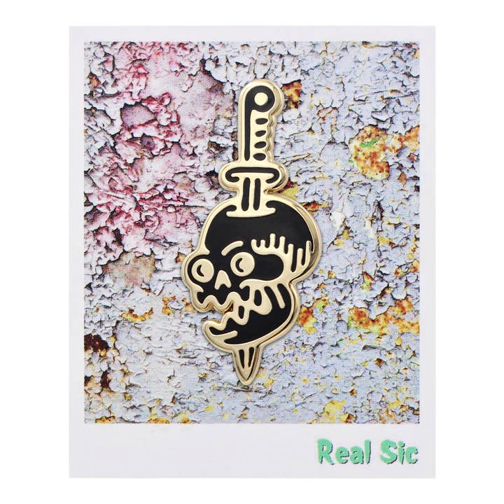 Real Sic – Großhandel Anstecker/Button – Real Sic Totenkopf im Tattoo-Stil, Okkulte, Halloween-Emaille