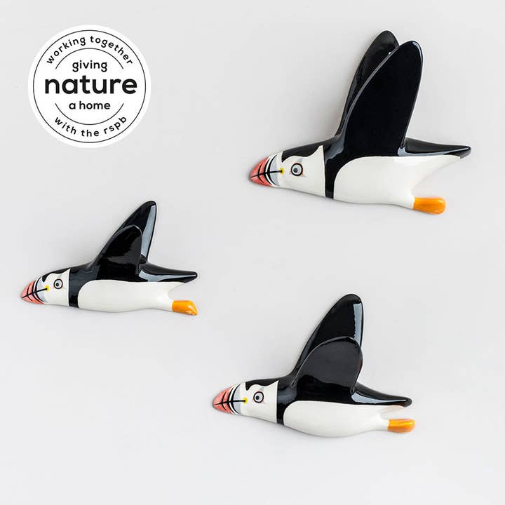 Hannah Turner Ltd – wholesale Dimensionell/3D-väggkonst – Väggmonterad handgjorda keramiska flygande Puffin Trio