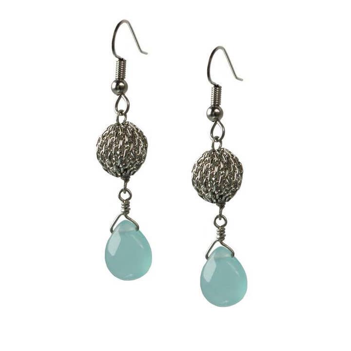 Boucle d'oreille en forme de boule en maille et petite pierre en forme de larme pour la vente par Erica Zap Designs