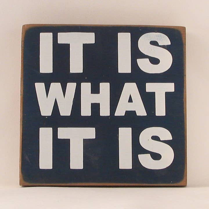 Cartel de madera con texto «Es lo que es», «Es lo que es», si para venta al por mayor de New Direction Crafters