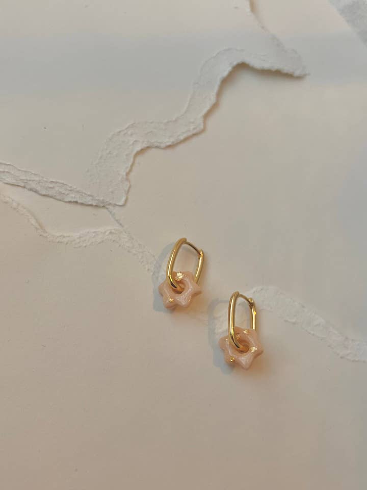 Flower Rectangle Huggies - Blumen-Ohrringe - Langlebig für den Großhandel von terracottaandsun