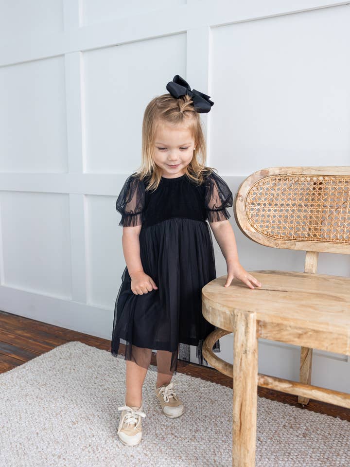 Schwarzes Tüllkleid mit Puffärmeln und Raffung für den Großhandel von Yo Baby