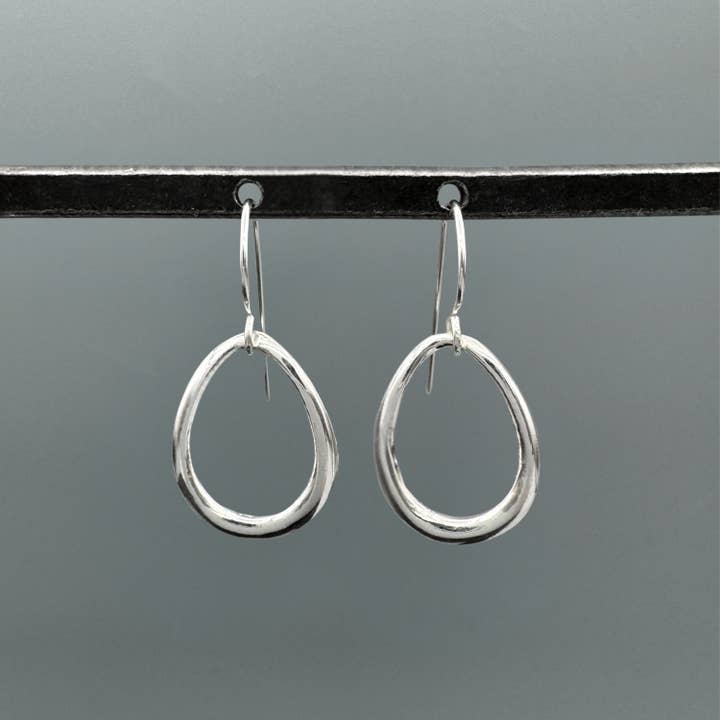 Zilveren gebogen open druppelvormige oorbellen voor wholesale door Something Silver