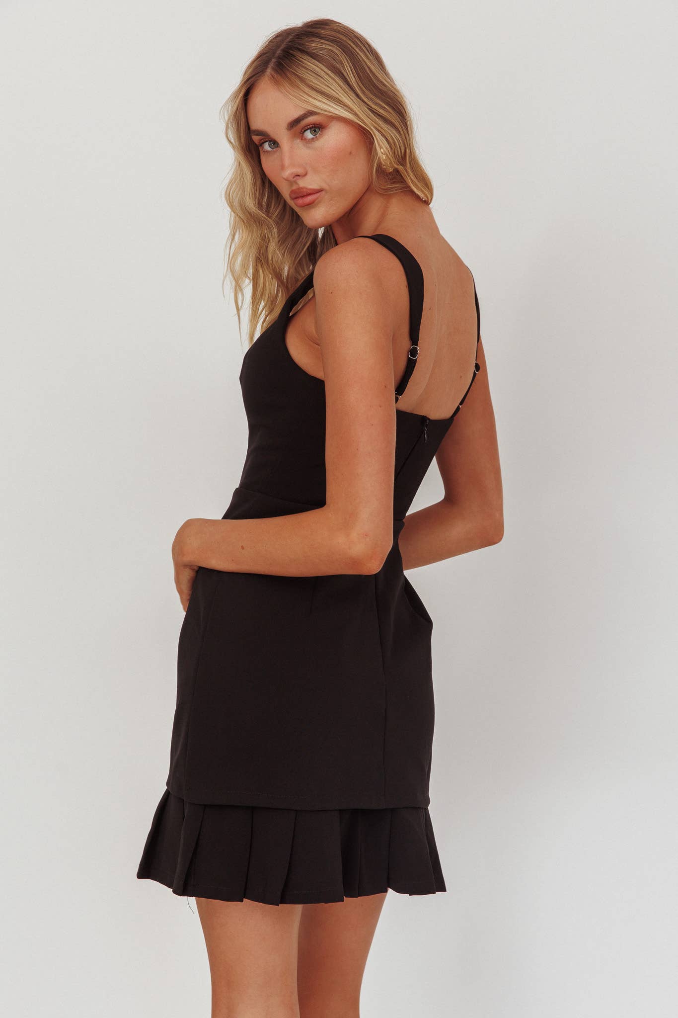 NOIR ROBE COURTE À ENCOLURE CARRÉE / 64663J en vente sur Faire1