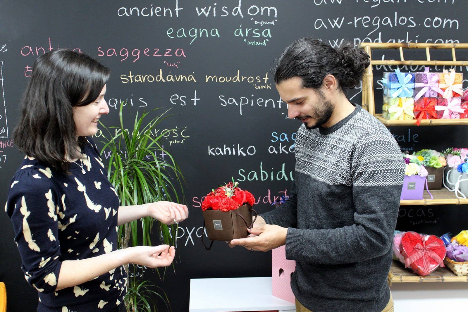 AW Artisan – Großhandel Feste Seife – Seifenblumen Strauß – blaue Rosen und Nelken1