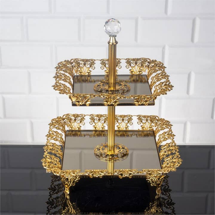 Kleineres goldfarbenes zweistöckiges quadratisches Keks-Serviertablett von Tac für den Großhandel von FairTurk