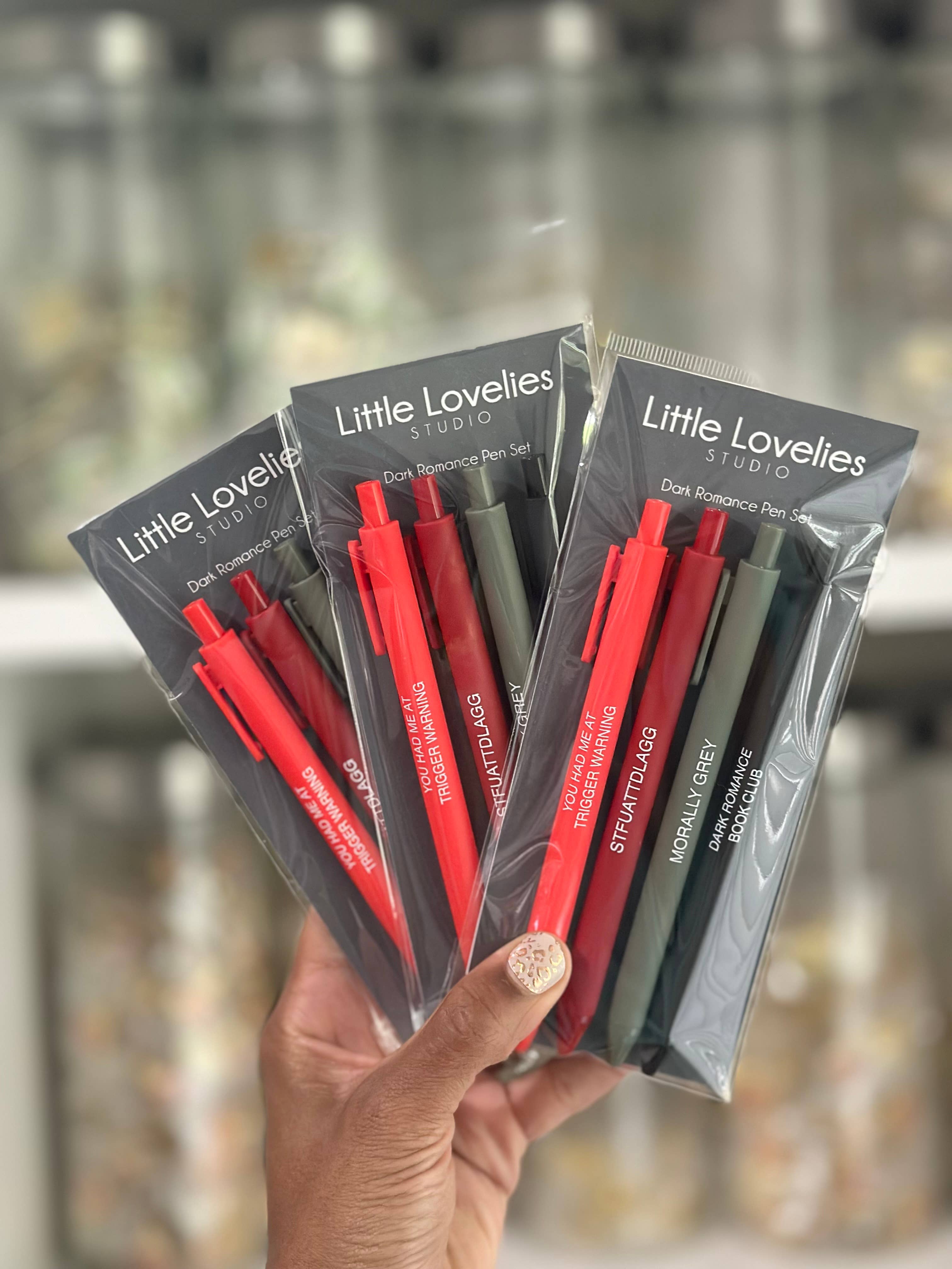 Little Lovelies Studio - Venta al por mayor Bolígrafo - Juego de bolígrafos Dark Romance – Set de 4 bolígrafos retráctiles de tinta negra4