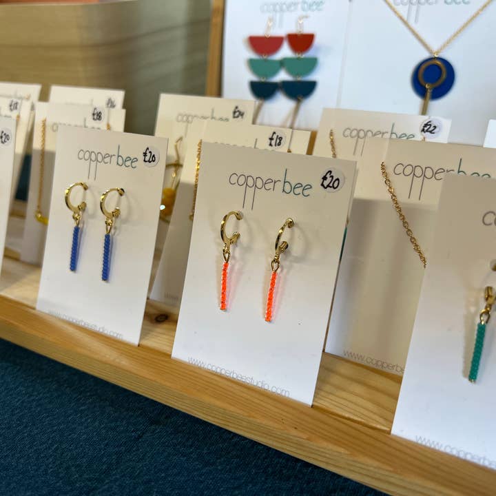 Sommer Farver Seed Bead Huggies for engroshandel hos Copper Bee