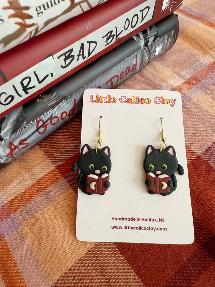 Bokälskande Kattunge Dinglar | Örhängen i Polymerlera för wholesale av Little Calico Clay