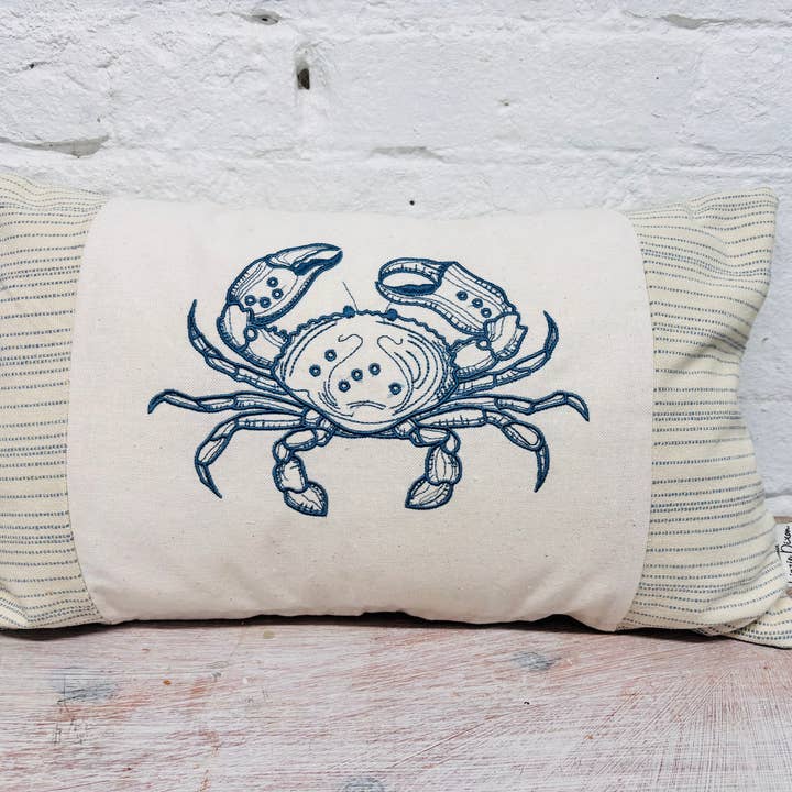 Coussin Crabe -Coussin long à rayures ondulées- Édition limitée pour la vente par Lizzie Dixon Designs