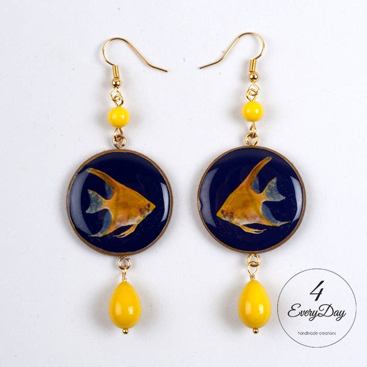 Boucles d'oreilles : poisson jaune sur fond noir pour la vente par 4everyday Handmade