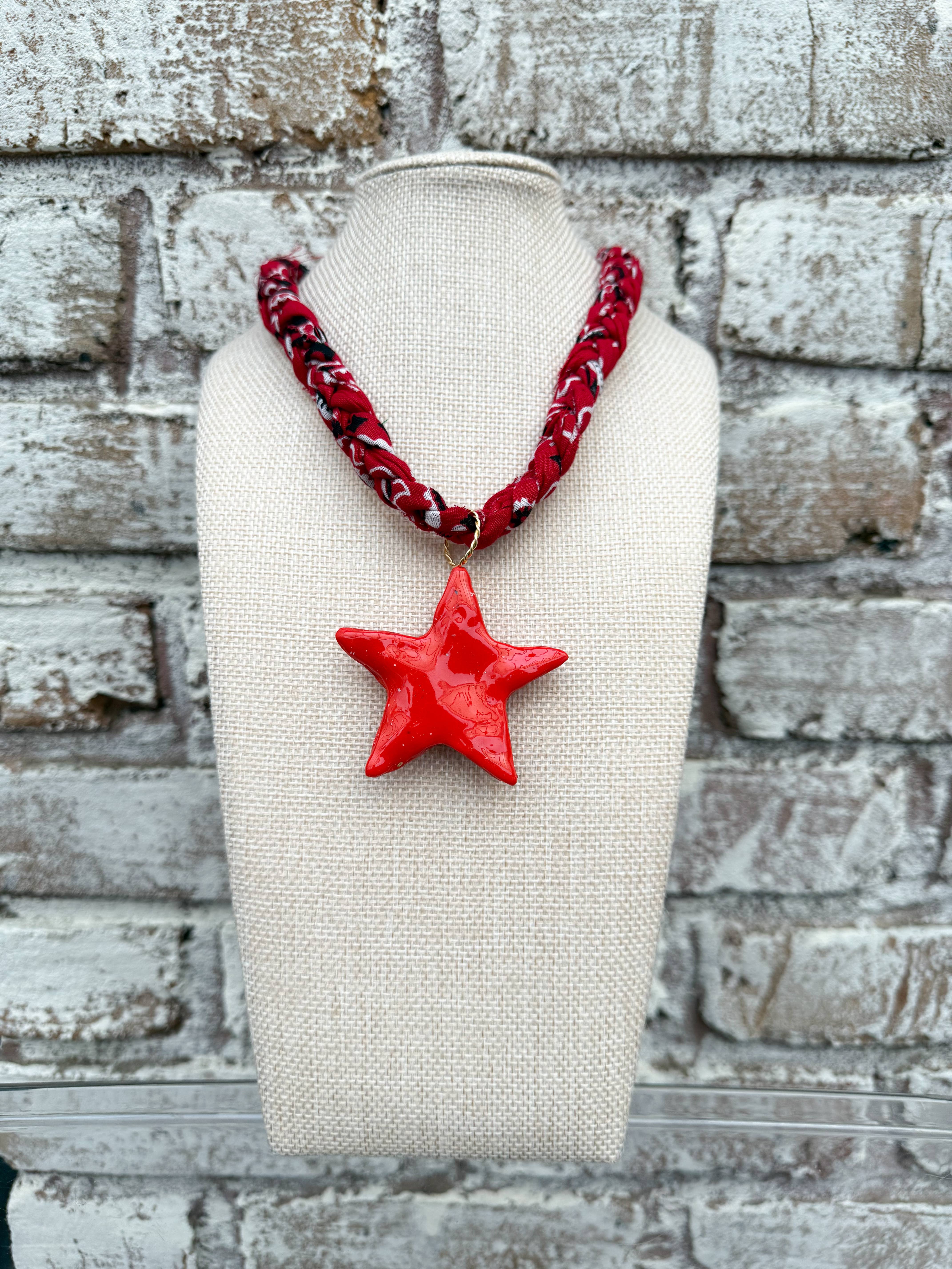 Chic’d Out - Vendita all'ingrosso Collana con ciondolo/pendaglio - Bandana Rosso Spesso con Collana a Stella Rossa0