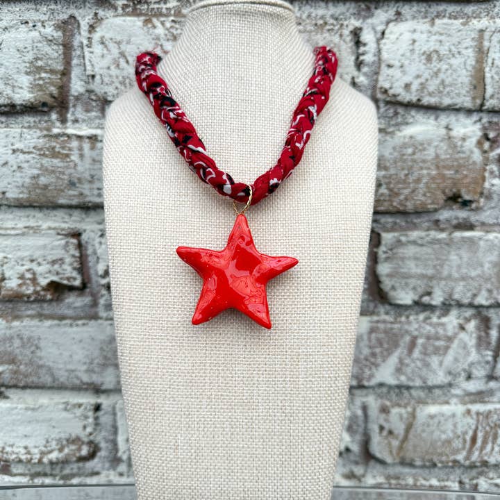 Chic’d Out - Vendita all'ingrosso Collana con ciondolo/pendaglio - Bandana Rosso Spesso con Collana a Stella Rossa