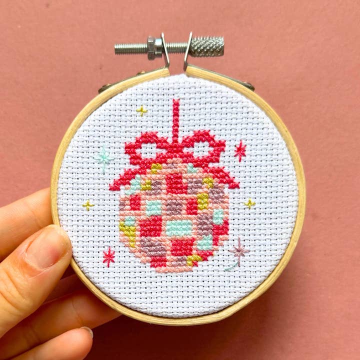 Kit de Mini Bordado em Ponto Cruz com Bola de Espelhos | Kit de Artesanato para Iniciantes por atacado de Thimble and Fabric