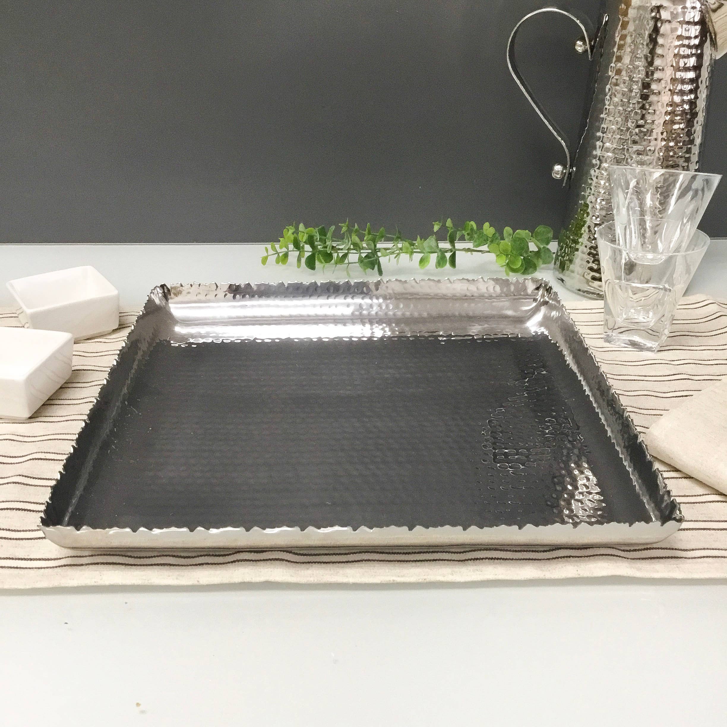 India Handicrafts Inc – Bandeja por atacado – Travessa Quadrada Prateada Martelado - Serverware Casa Elegante3