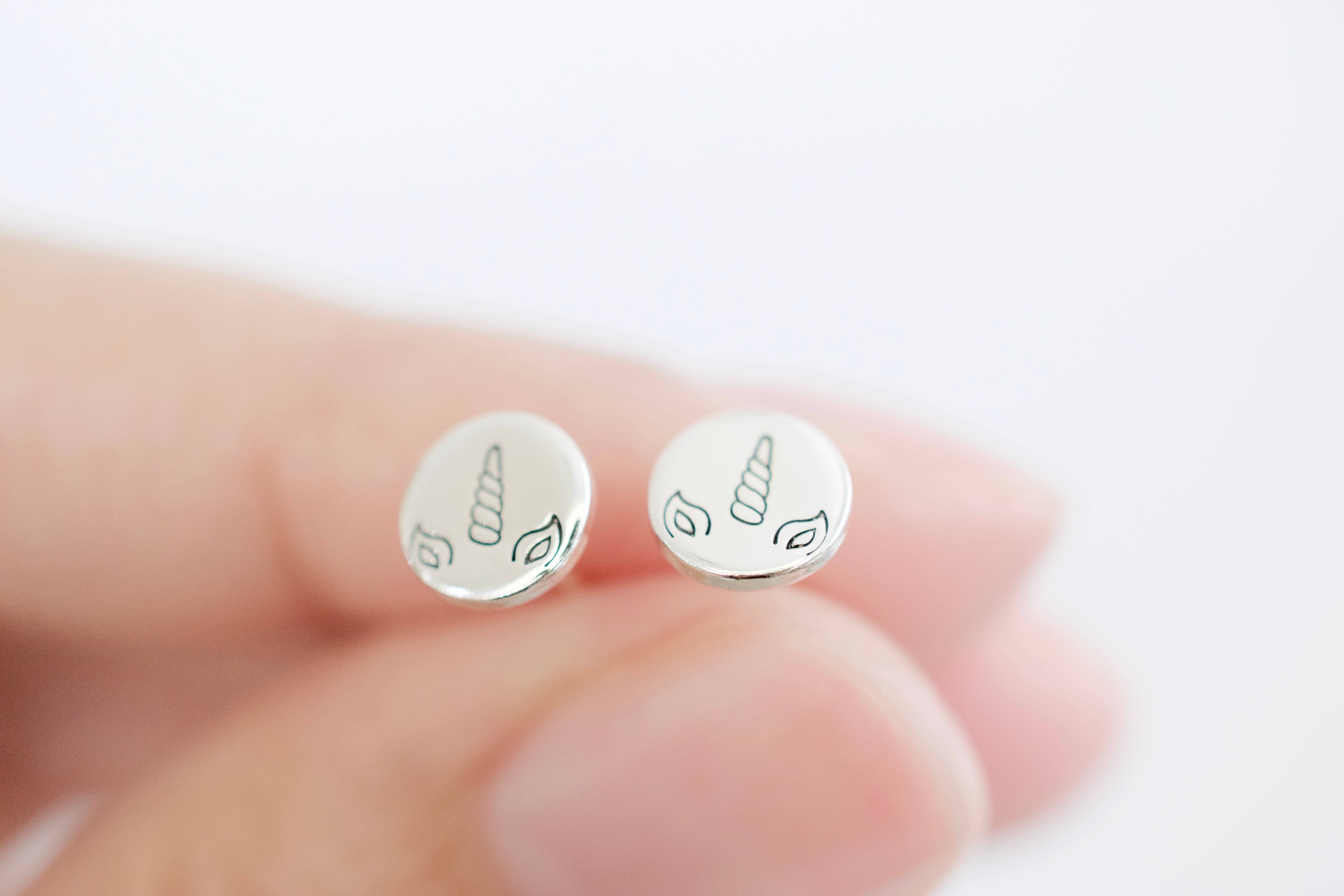 Tesoro Jewelry – Großhandel Ohrstecker – Einhorn-Horn-Ohrringe1