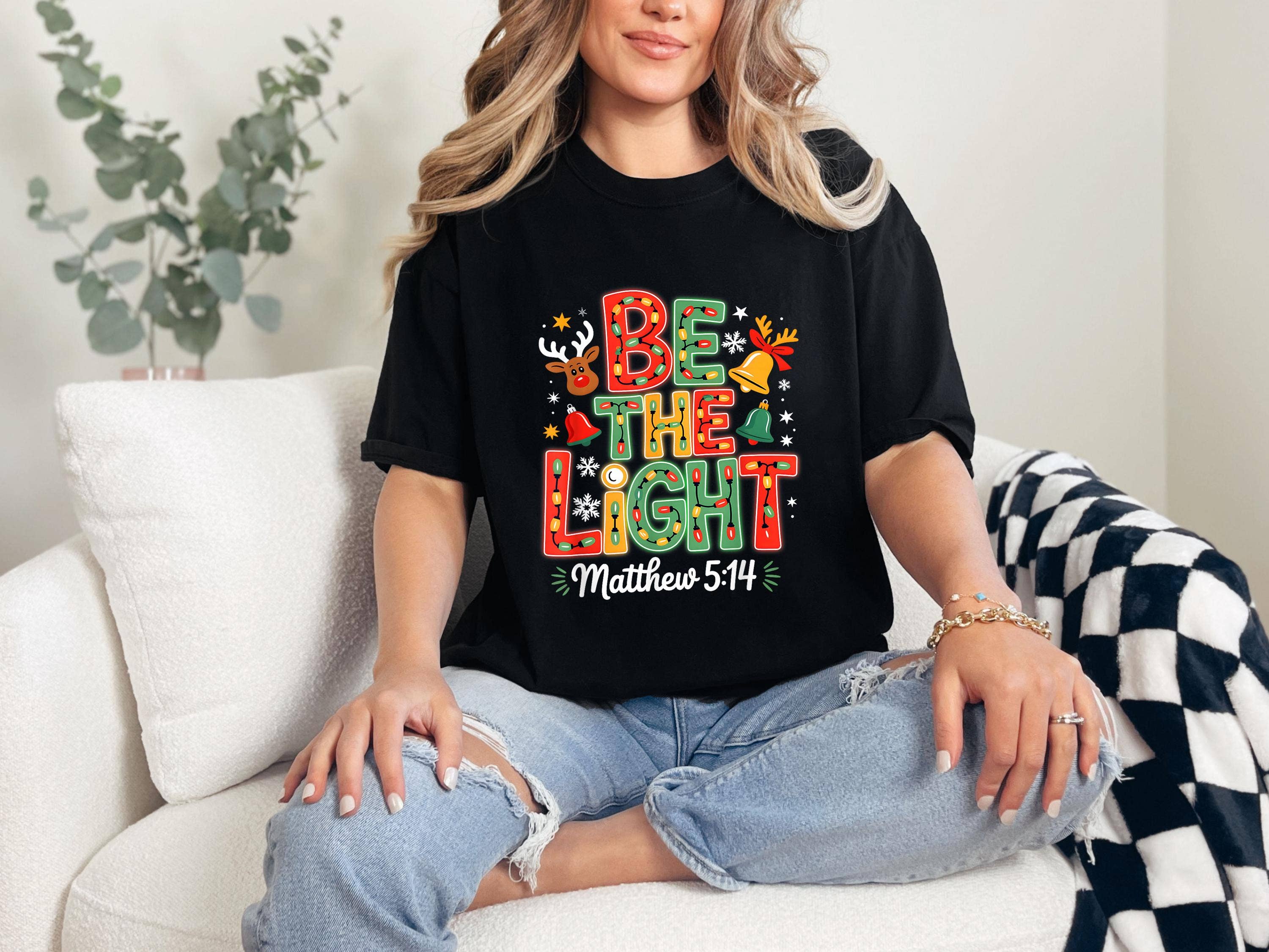 Glaime – Engroshandel Grafisk t-shirt - Dame – Julekomfortfarver T-shirt, Vær Lyset Sweatshirt1