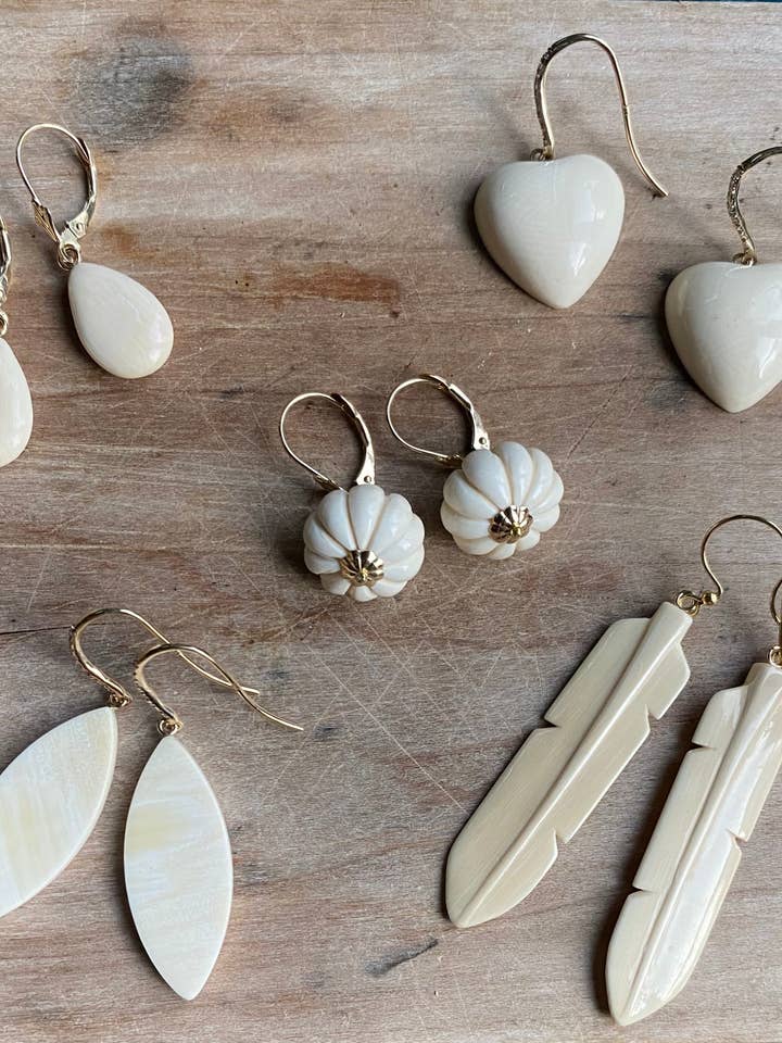 Puffed Heart Diamant-Ohrstecker, 14 Karat, Pavé für den Großhandel von Ivory Jacks