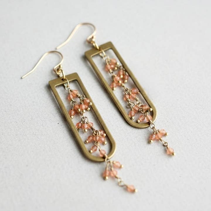 Orecchini a cascata Goddess Glow - Pietra di luna pesca per la vendita all'ingrosso da parte di Awakening Alice