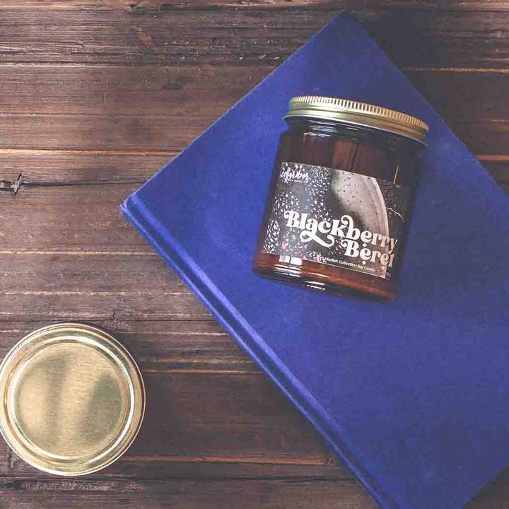 Blackberry Beret - Candela di soia da 7,5 once per la vendita all'ingrosso da parte di Cellar Door Bath Supply Co.