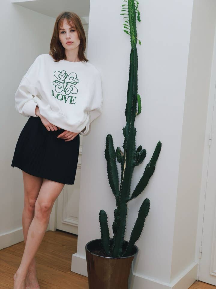 EASY MODE - Wholesale Graphic Sweatshirt - Women's - Embroidered sweatshirt - 80033