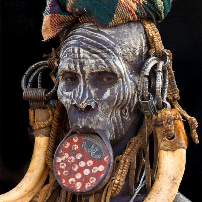 Mulher Mursi Etiópia por Jim Zuckerman | Wallhanging | Étnico por atacado de FS Home Collections