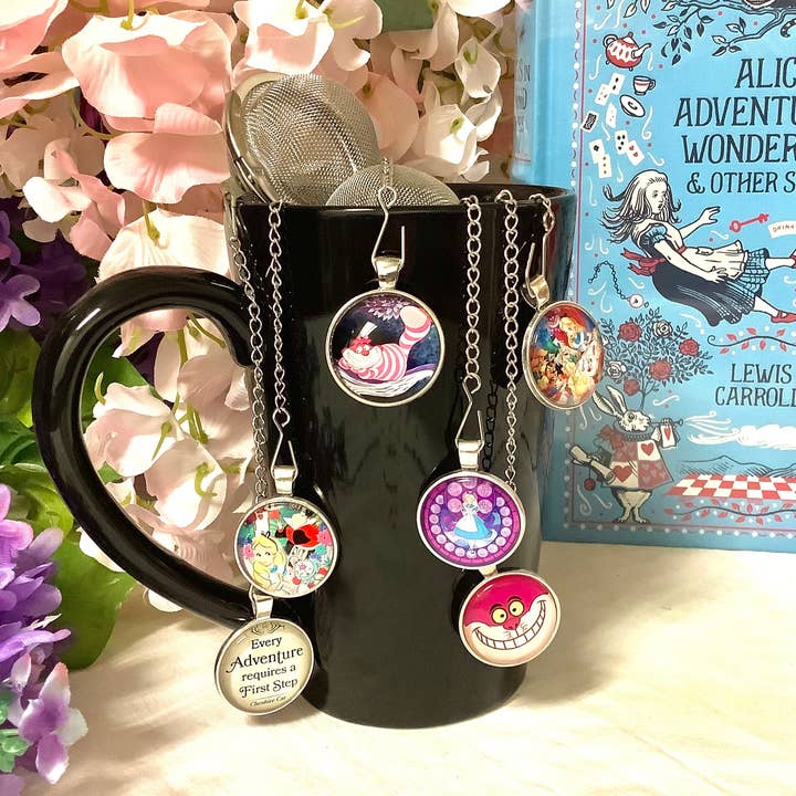 Assortimento di infusori per palline da tè con personaggi di Alice Tea Party per la vendita all'ingrosso da parte di All Little Cute Things