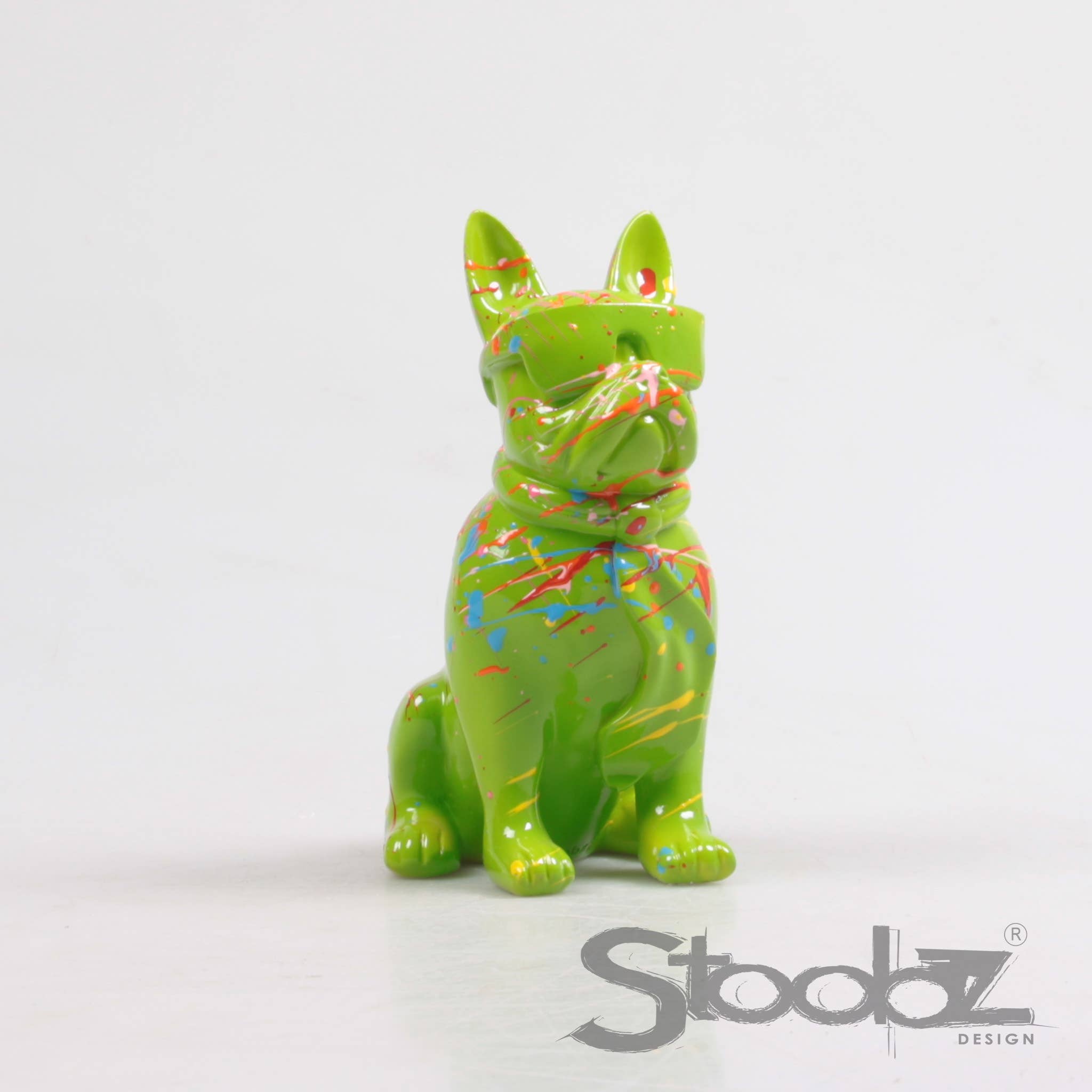 Imhof & Stevens BV - Vente Figurine décorative - CHIEN M/LUNETTES 4 ASS F/R/V/O SPRAY 18 CM STOOBZ DESIGN2