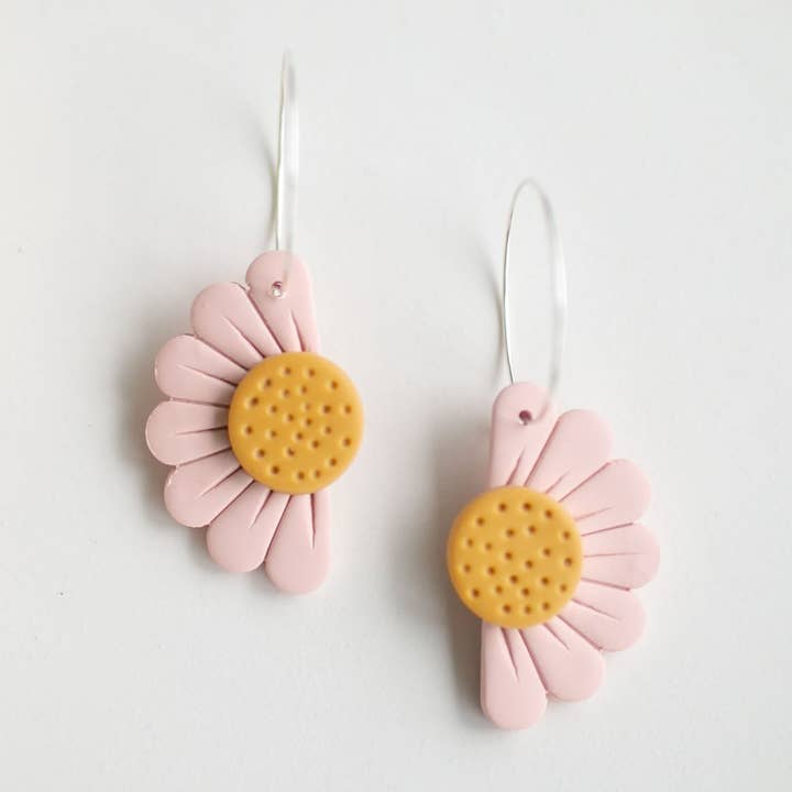 Pendiente arcilla | aros margaritas melocotón | colección primavera para venta al por mayor de Hazel n Blue