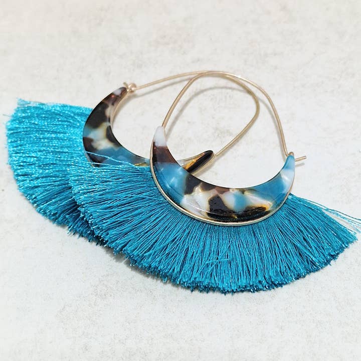 Elegantes pendientes de seda verde azulado con forma de abanico para venta al por mayor de Bee my Oyster