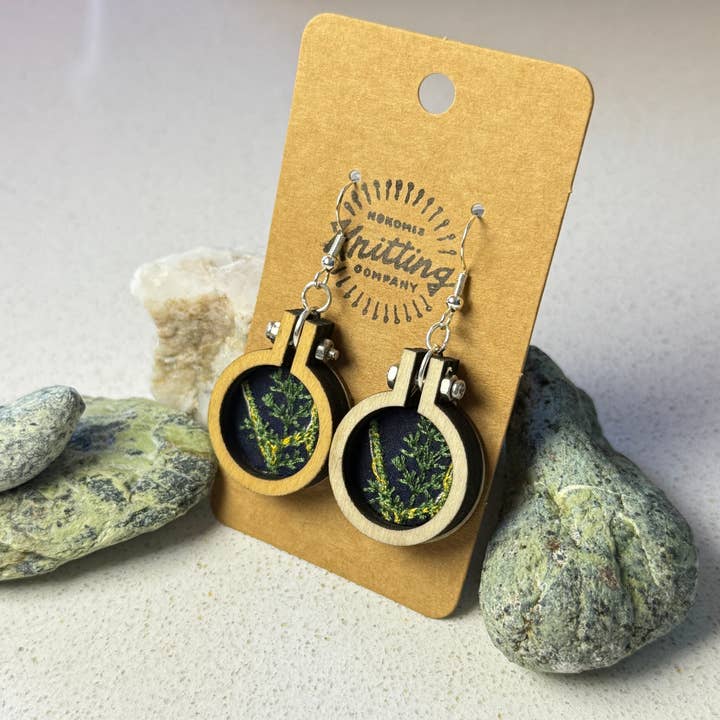 Boucles d'oreilles brodées vert fougère de forêt - Mini cerceau en bois pour la vente par Yarn Revival by NokoKnitCo