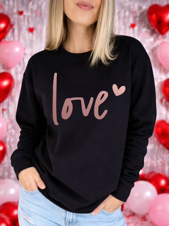 Pull de la Saint-Valentin - Pull col rond Love Cozy pour la vente par Blonde Ambition | Jewelry | Valentines Gift & Sweaters