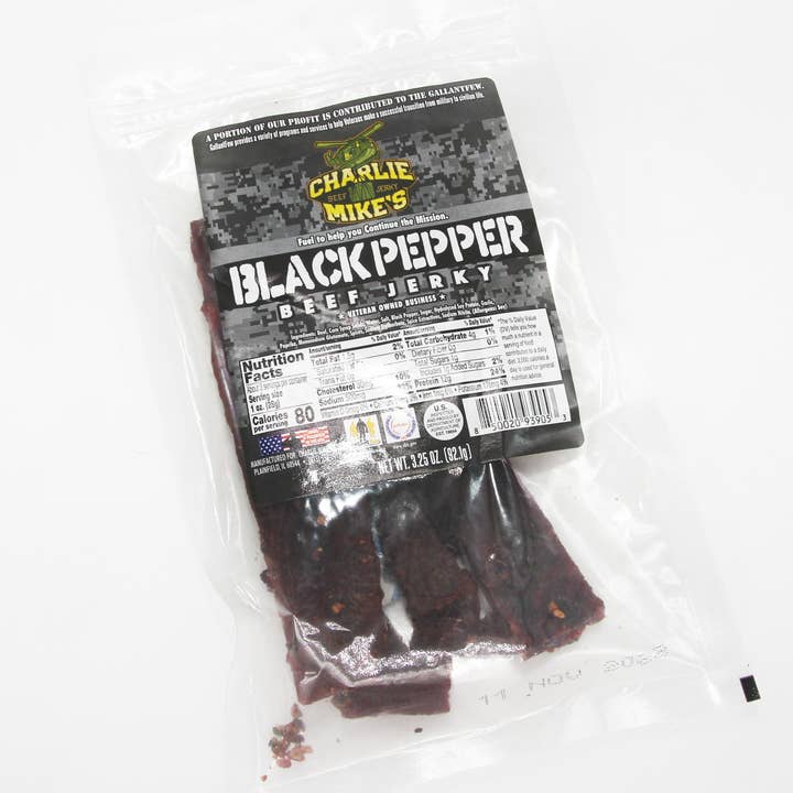 Boeuf séché au poivre noir pour la vente par Charlie Mike's Beef Jerky