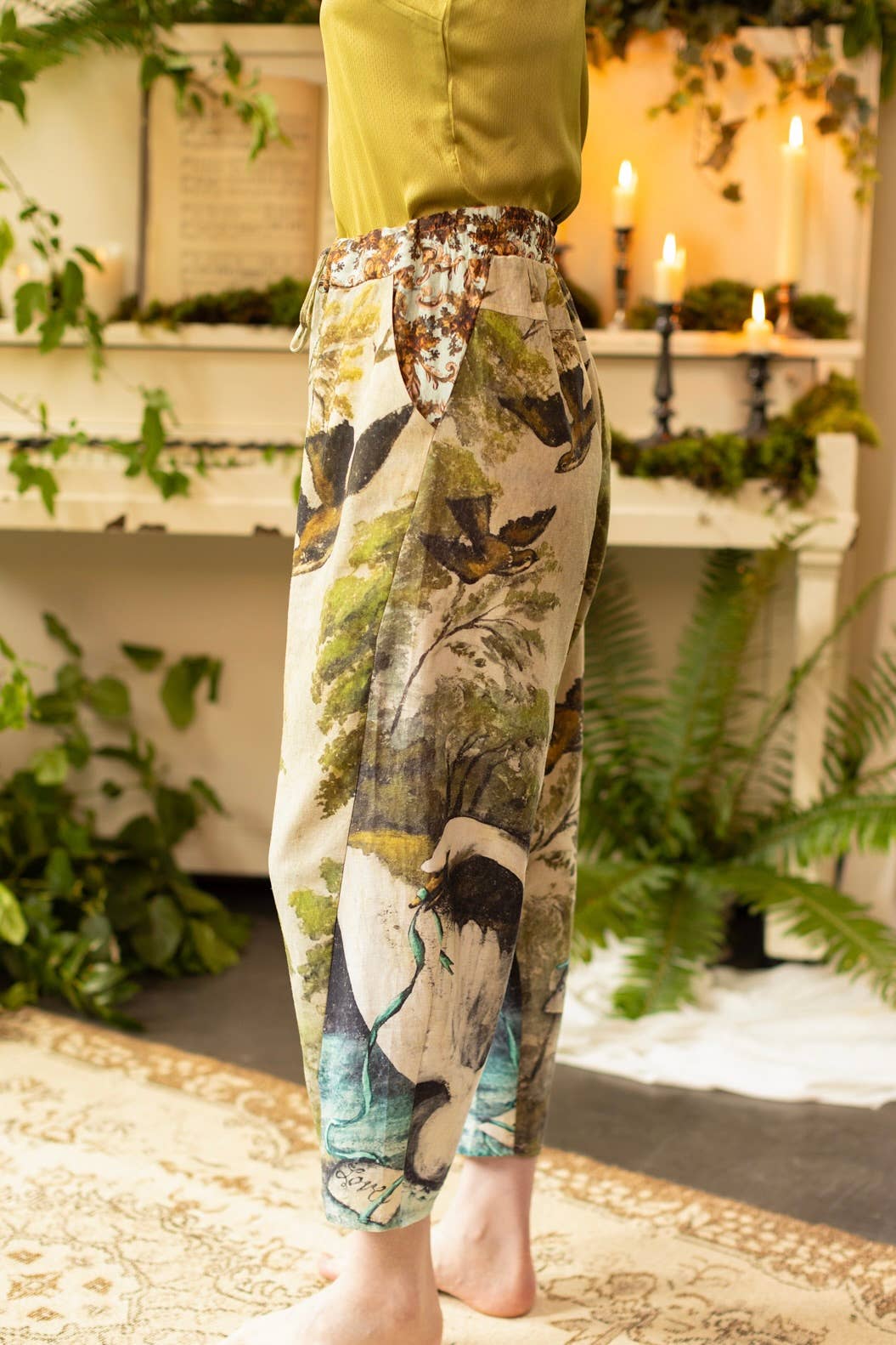 Market of Stars (USA) – Calças - Mulher por atacado – Calça Cropped Artist Linen com Estampa de Cisne e Pássaros3