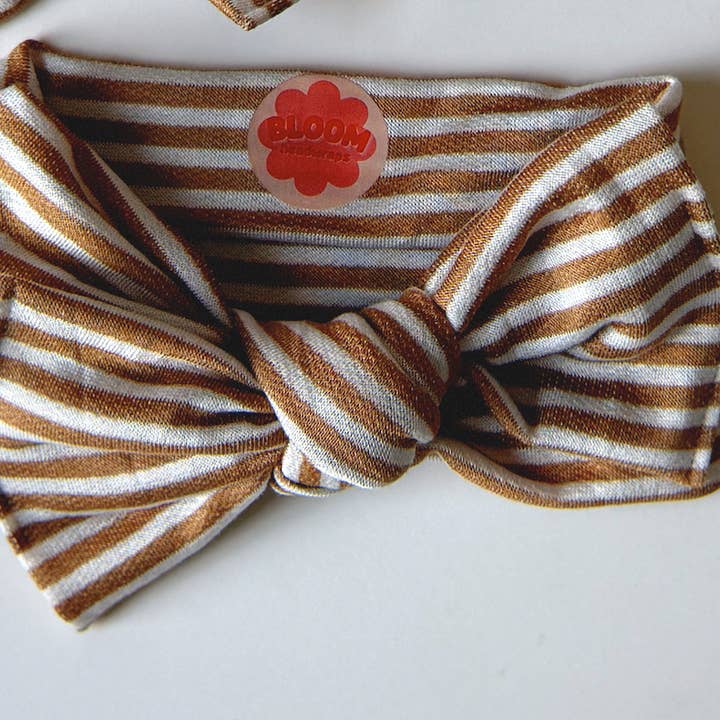 Cinta para la cabeza con lazo y rayas mini en color nuez moscada para venta al por mayor de Bloom Headwraps