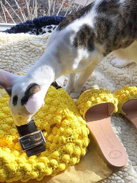 Ledersandalen mit handgehäkeltem „Bubbly“-Muster für den Großhandel von SIBYLLADELPHICA