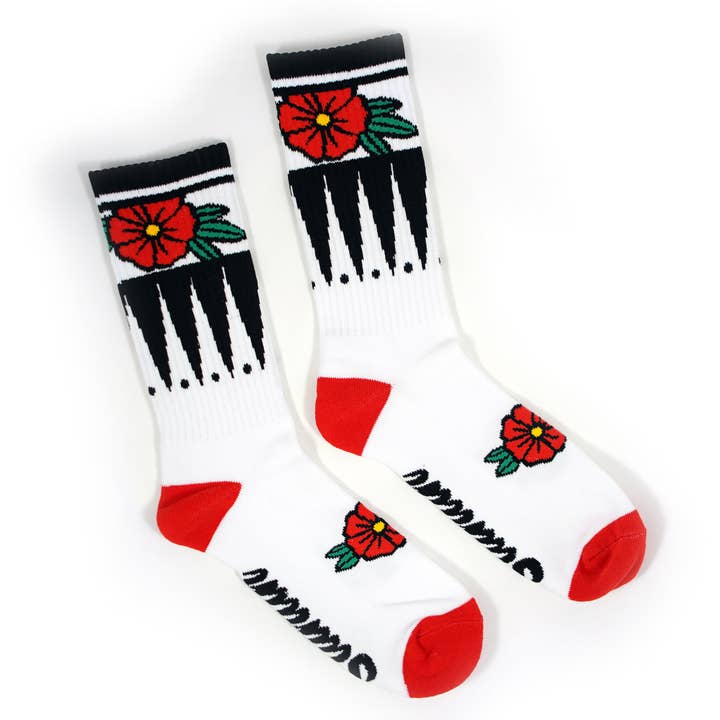 Chaussettes blanches à fleurs géométriques pour la vente par Stuntin Goods