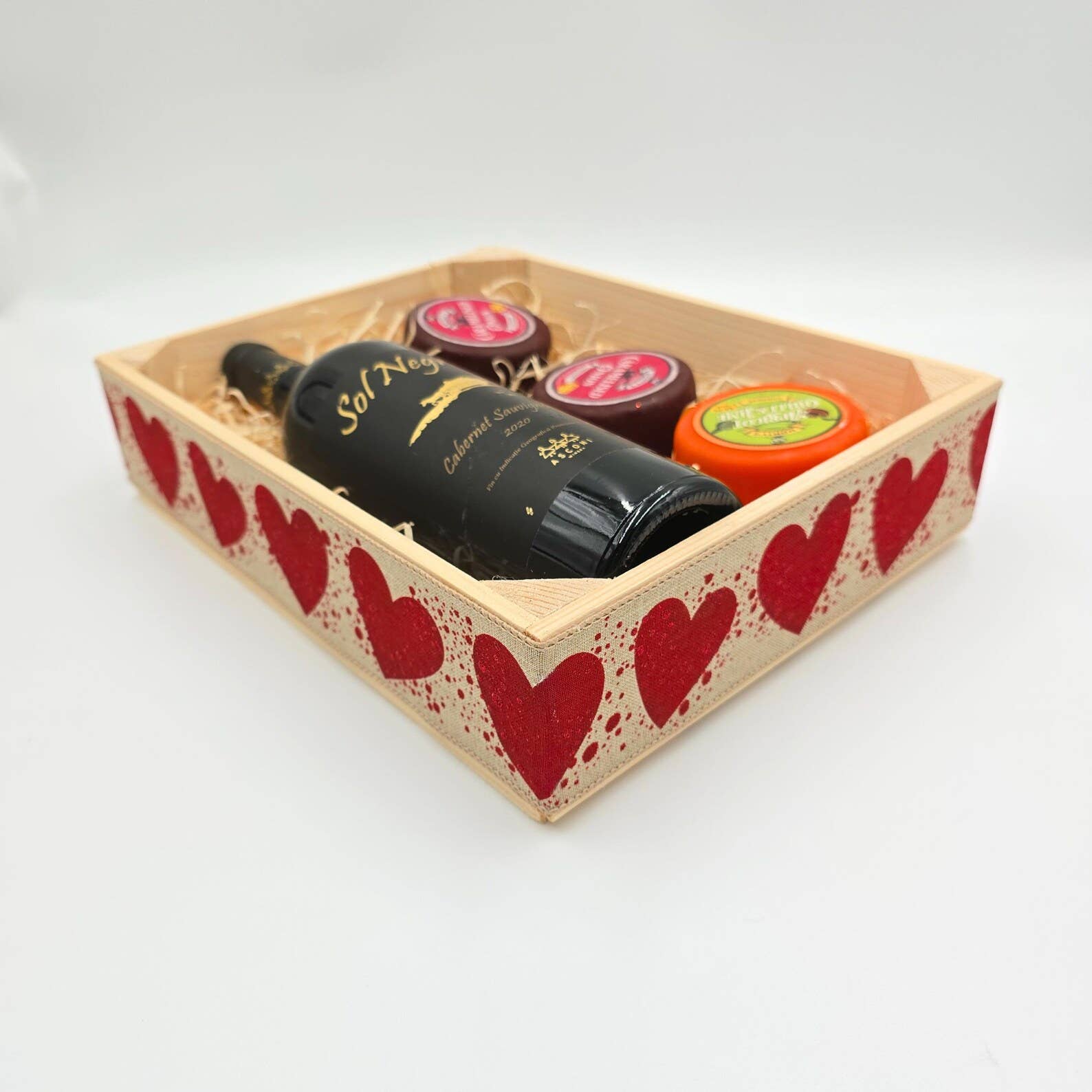 AboutWood - Vente Coffrets cadeaux - Caisse-cadeau en bois pour vin décorée avec un ruban à cœurs rouges1