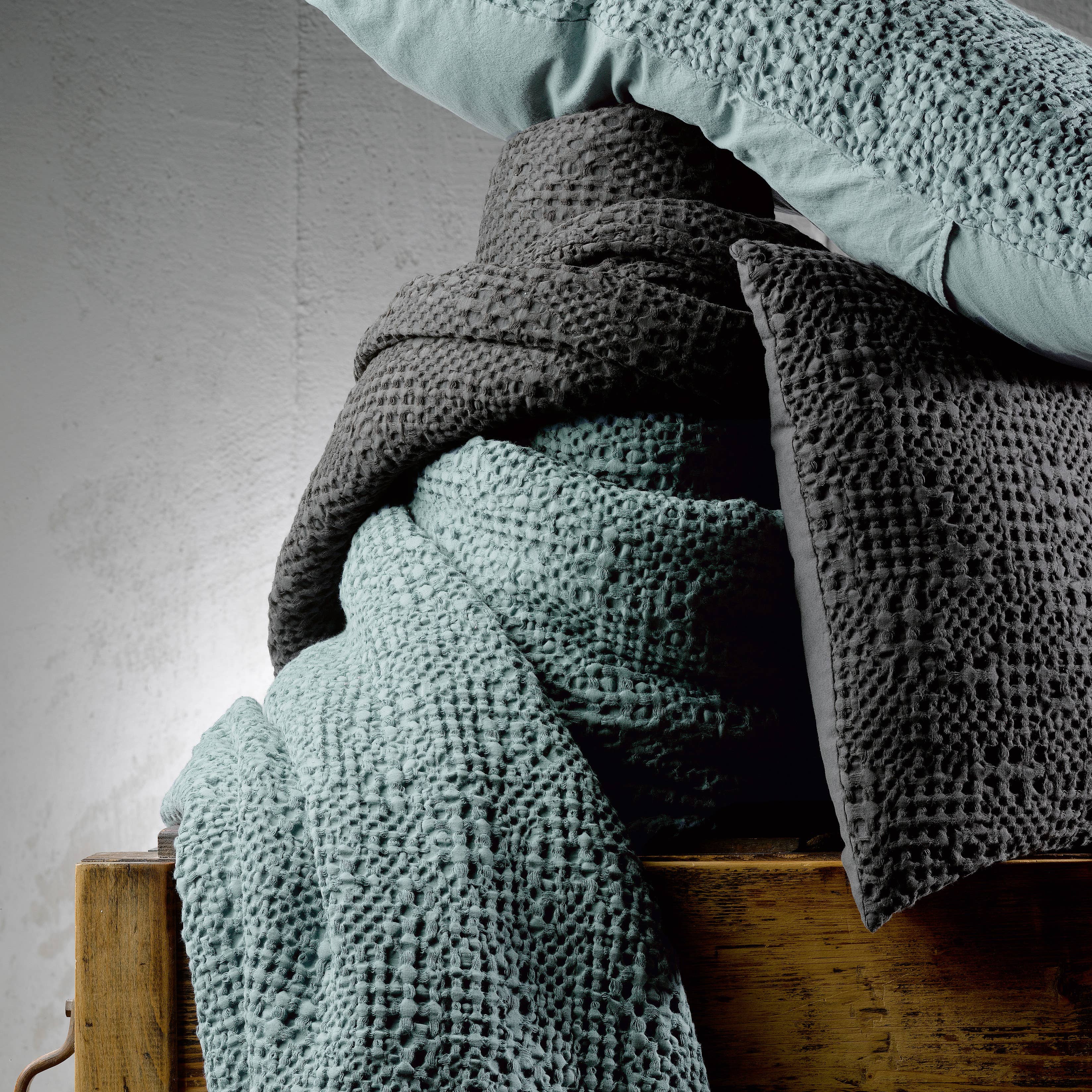 Maison Vivaraise & La Cerise sur le Gâteau - Wholesale Throw Blanket - Tana Green Grey Stonewashed Throw 240 X 2601