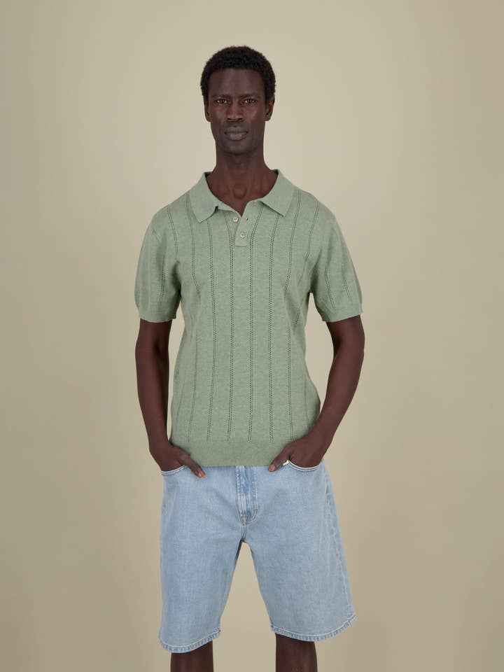 Polo lavorata a maglia color wasabi per la vendita all'ingrosso da parte di COLOURS & SONS